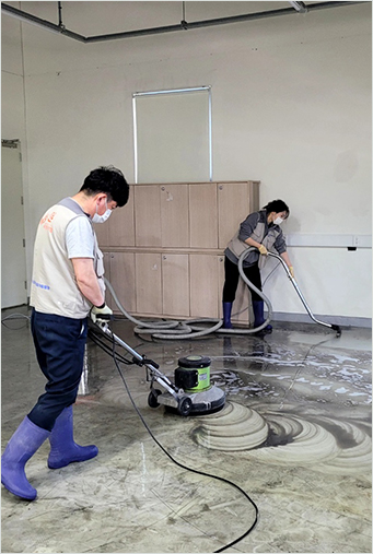 바닥 물청소 사진