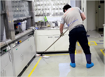 바닥 밀대 청소 사진