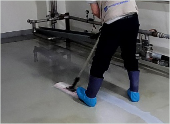 바닥 청소 사진