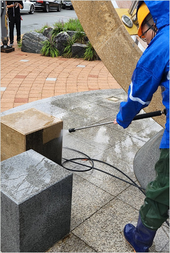 공원 바닥 청소 사진