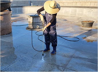 공원 바닥 청소중 사진