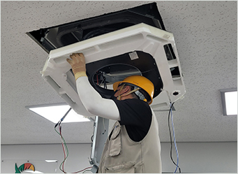 시스템 에어컨 조립 중인 사진