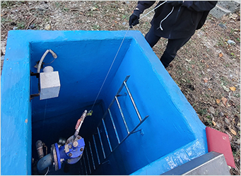 저수조를 탐색하는 기계 투하 사진