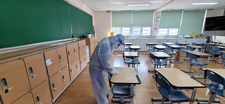 교실 책상 방역 사진